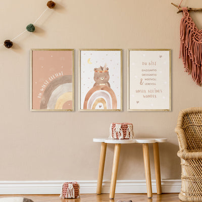 Drei Eulentaler Kinderzimmerposter im Boho-Stil mit Regenbogen, Bär und liebevollen Sprüchen in Rosa- und Naturtönen.