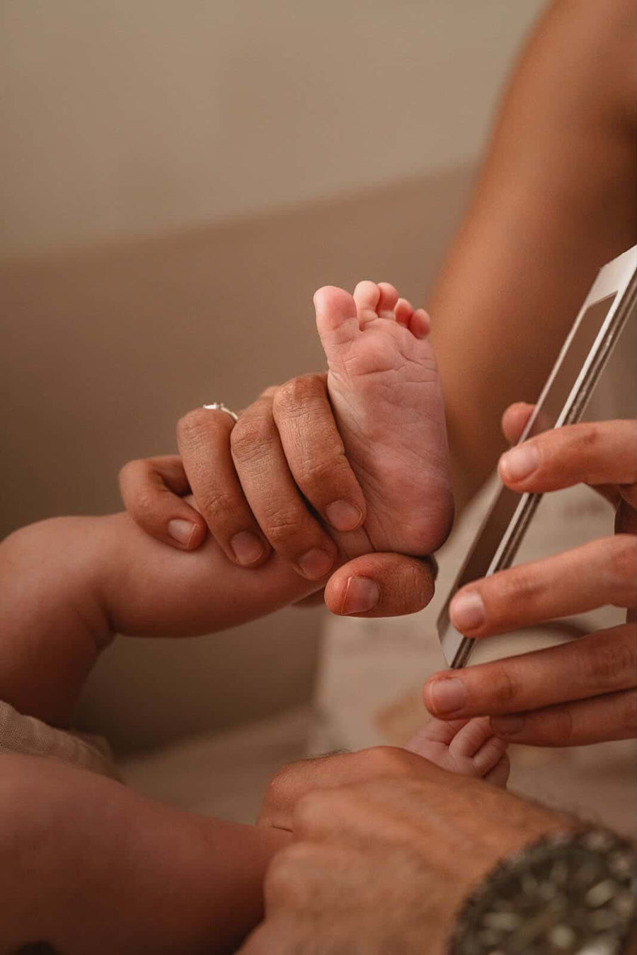 Babyfuß wird mit dem Eulentaler Clean-Touch-Abdruckset auf eine Karte gedrückt, um einen sauberen Fußabdruck ohne direkten Farbkontakt zu erstellen.
