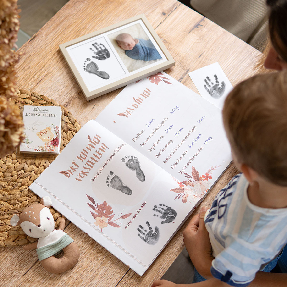 Mit Liebe festgehalten: Hand- und Fußabdrücke im Babytagebuch – für unvergessliche Erinnerungen an die ersten Momente deines Kindes.