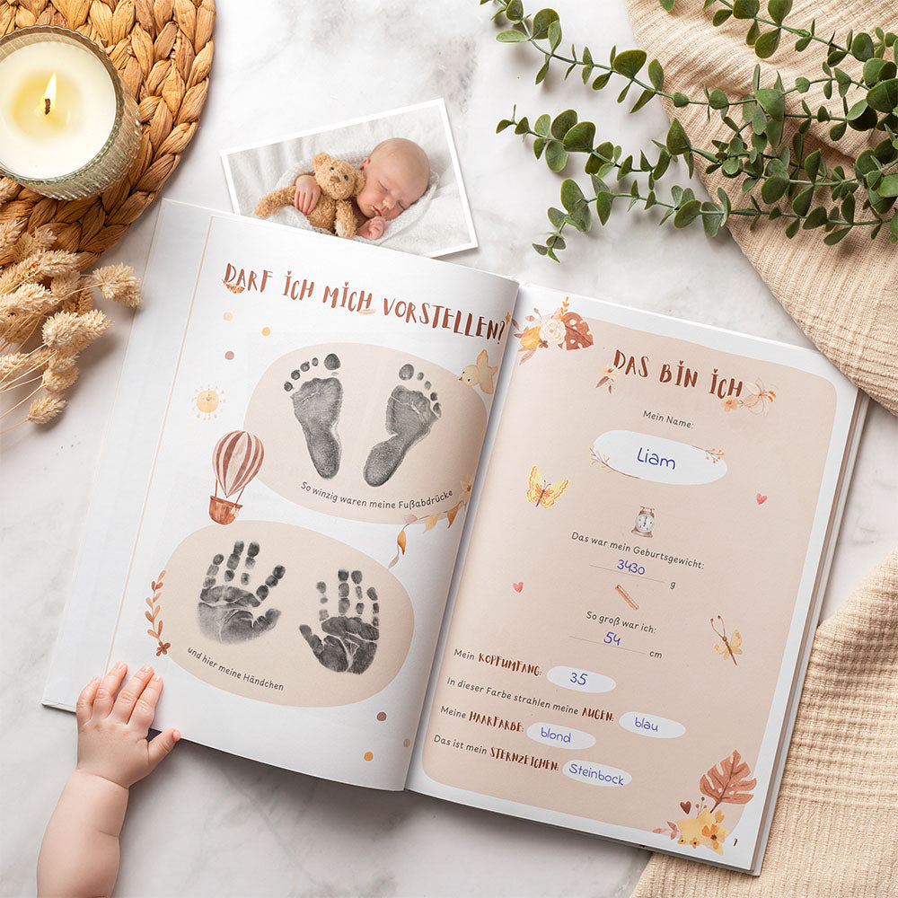 Geöffnetes Eulentaler Babyalbum im Boho-Design mit Hand- und Fußabdrücken, Geburtsdaten und liebevoll gestalteter „Das bin ich“-Seite.
