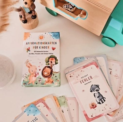 Eulentaler Affirmationskarten für Kinder mit 44 liebevoll illustrierten Karten für Mut, Freude und innere Stärke, darunter „Ich darf Fehler machen“.

