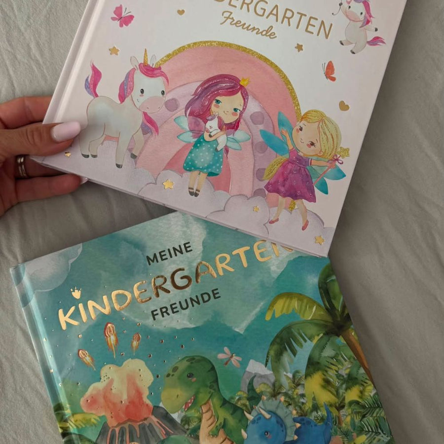 Zwei Eulentaler Kindergarten-Freundebücher mit Einhorn-, Feen- und Dinosaurier-Motiven sowie glänzender Goldprägung auf dem Hardcover