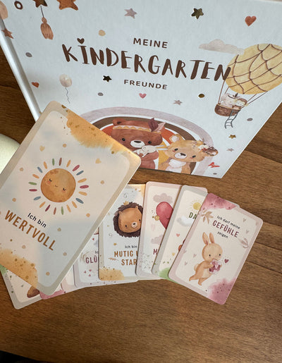 Eulentaler Kindergarten-Freundebuch mit Waldtiermotiven und passenden Affirmationskarten für Kinder mit Botschaften wie „Ich bin wertvoll“, „Ich bin mutig und stark“ und „Ich darf meine Gefühle zeigen“.
