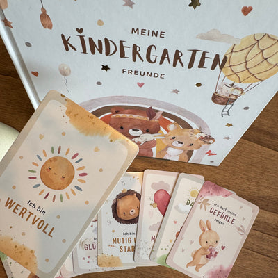 Eulentaler Kindergarten-Freundebuch mit Waldtiermotiven zusammen mit Affirmationskarten für Kinder mit stärkenden Botschaften wie „Ich bin wertvoll“ und „Ich darf meine Gefühle zeigen“.
