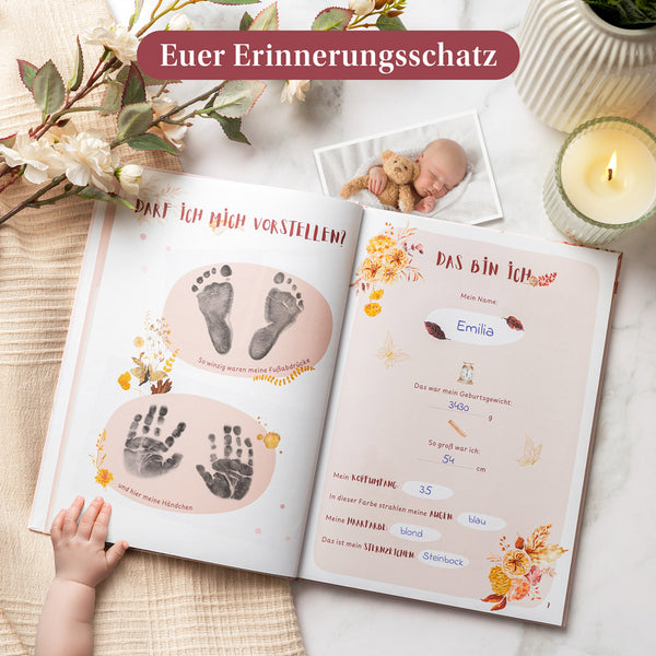 Geöffnetes Eulentaler Babyalbum mit Hand- und Fußabdrücken, persönlichen Geburtsdaten und Babyfoto als Erinnerungsschatz an das erste Lebensjahr.
