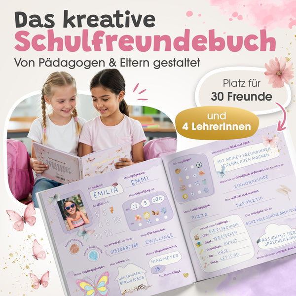 Zwei Mädchen schauen gemeinsam in ein rosa Schulfreundebuch mit Schmetterlingsdesign; im Vordergrund sind ausgefüllte Freundeseiten mit Foto, Geburtstag, Sternzeichen, Hobbys und persönlichen Antworten zu sehen, dazu der Hinweis „Platz für 30 Freunde und 4 LehrerInnen“.
