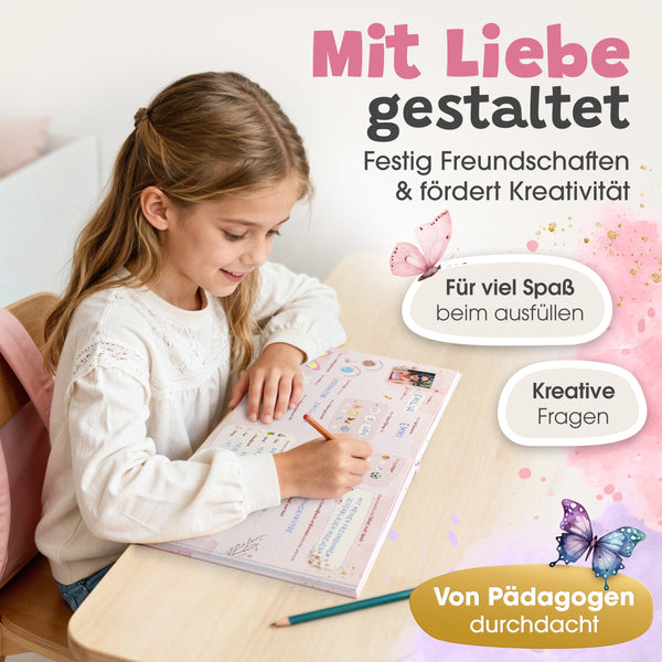 Mädchen füllt an einem Tisch ein geöffnetes rosa Freundebuch mit kreativen Fragen aus; das Bild trägt die Hinweise „Mit Liebe gestaltet“, „Festigt Freundschaften & fördert Kreativität“, „Für viel Spaß beim Ausfüllen“ und „Von Pädagogen durchdacht“.
