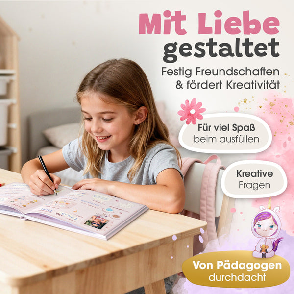 Mädchen füllt lächelnd ein geöffnetes Freundebuch am Tisch aus; daneben stehen die Hinweise „Mit Liebe gestaltet“, „Festigt Freundschaften & fördert Kreativität“, „Für viel Spaß beim Ausfüllen“, „Kreative Fragen“ und „Von Pädagogen durchdacht“.
