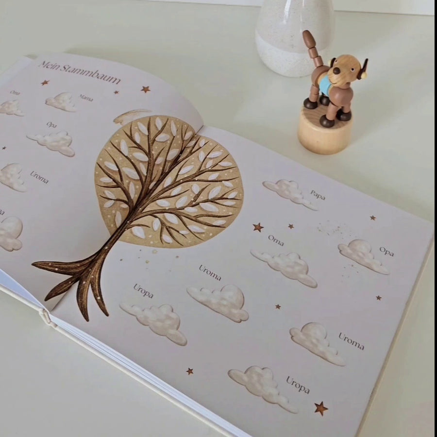 Geöffnetes Eulentaler Babyalbum mit liebevoll illustrierter Stammbaum-Seite für Eltern, Großeltern und Urgroßeltern.
