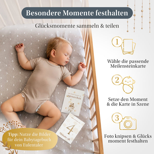 Baby liegt neben Eulentaler Meilensteinkarten „Die erste Nacht im eigenen Bett“ und „Endlich bin ich 4 Monate alt“ zum Festhalten besonderer Momente.
