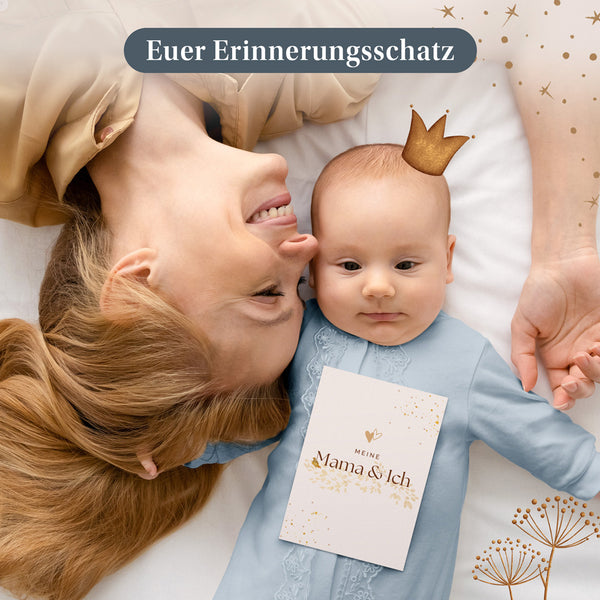 Mutter liegt lächelnd neben ihrem Baby, das die Eulentaler Meilensteinkarte „Meine Mama & Ich“ auf der Brust trägt.

