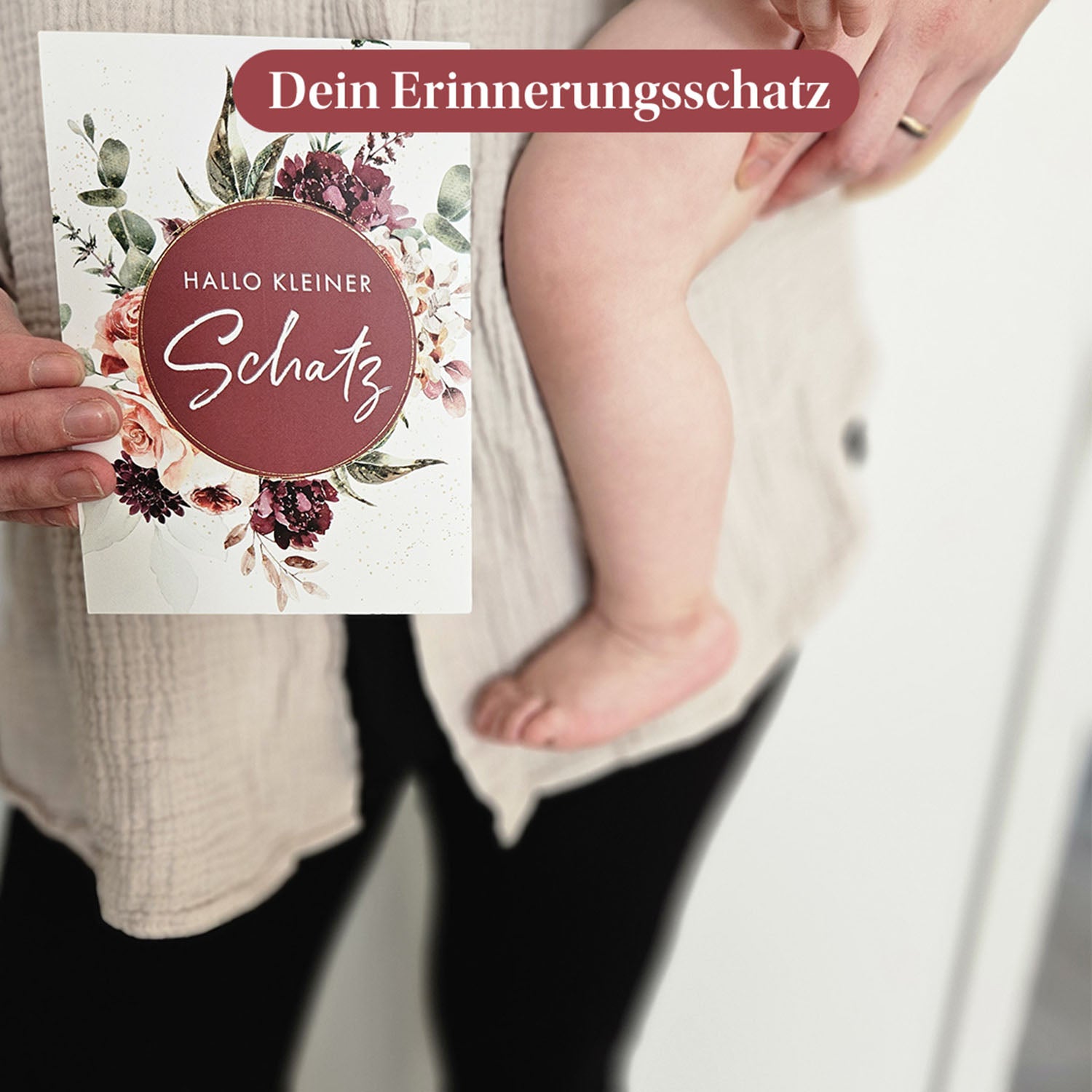 Mutter hält eine Meilensteinkarte 'Hallo kleiner Schatz' neben ihrem Baby - Ein wertvoller Erinnerungsschatz.