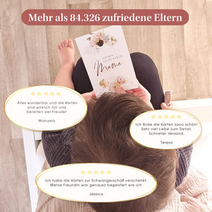 Ein Baby hält eine Meilensteinkarte 'Ich bin deine stolze Mama' – Über 84.326 zufriedene Eltern teilen ihre Begeisterung.