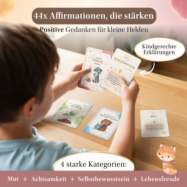 Kind betrachtet Eulentaler Affirmationskarten mit 44 stärkenden Botschaften aus den Kategorien Mut, Achtsamkeit, Selbstbewusstsein und Lebensfreude.
