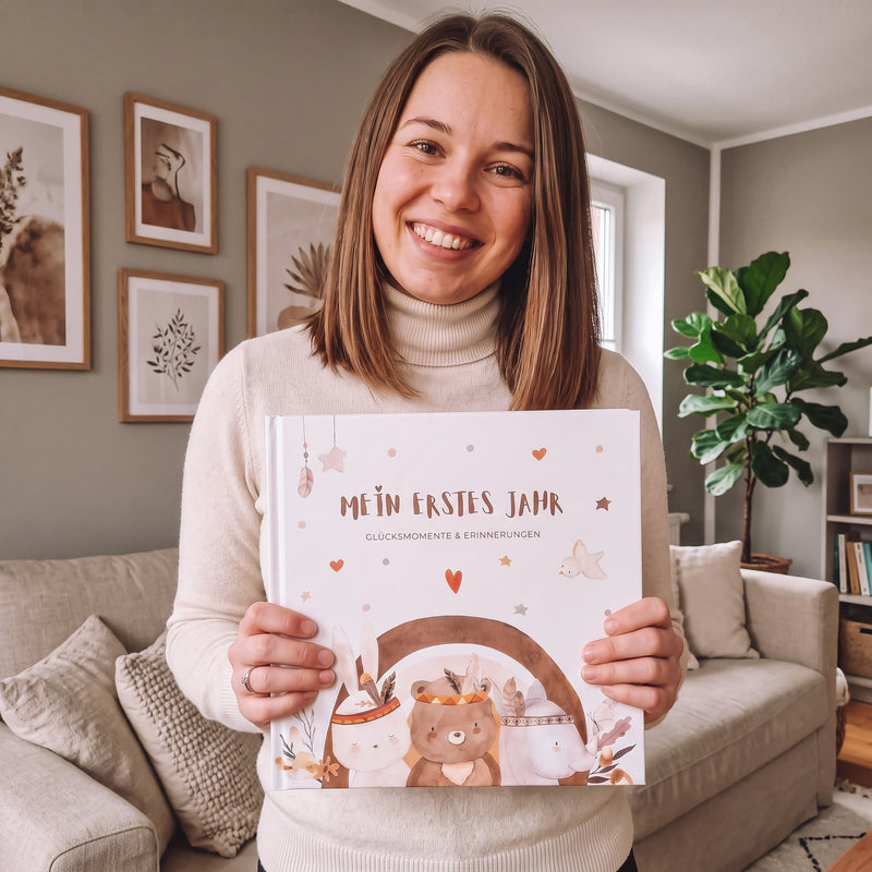 Mama mit dem Babyalbum Mein erstes Jahr