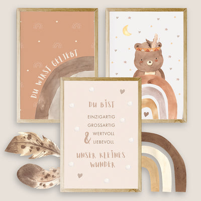 Set aus drei Kinderzimmerpostern mit Bärenmotiv, Regenbogen und liebevollen Sprüchen in warmen Farben, ideal zur Dekoration und als Geschenk.