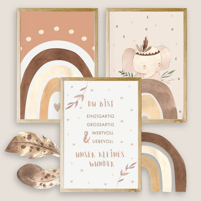 Set aus drei Kinderzimmerpostern mit Regenbogen-, Elefantenmotiven und einem liebevollen Spruch in warmen Farben, ideal zur Dekoration.
