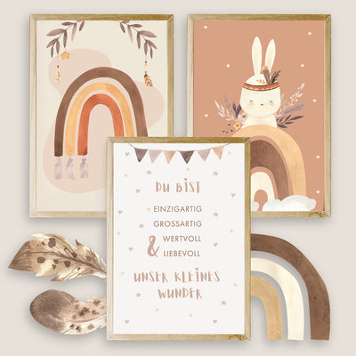 Set aus drei Kinderzimmerpostern mit Regenbogen- und Hasenmotiven sowie einem liebevollen Spruch, perfekt für die Dekoration von Baby- und Kinderzimmern.