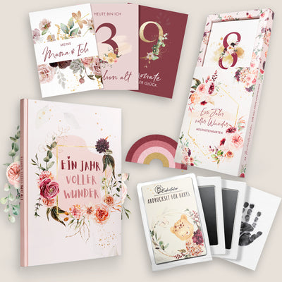 Eulentaler Sparset „Ein Jahr voller Wunder“ mit 84-seitigem Babyalbum, floralen Meilensteinkarten und Abdruckset für Hand- und Fußabdrücke.
